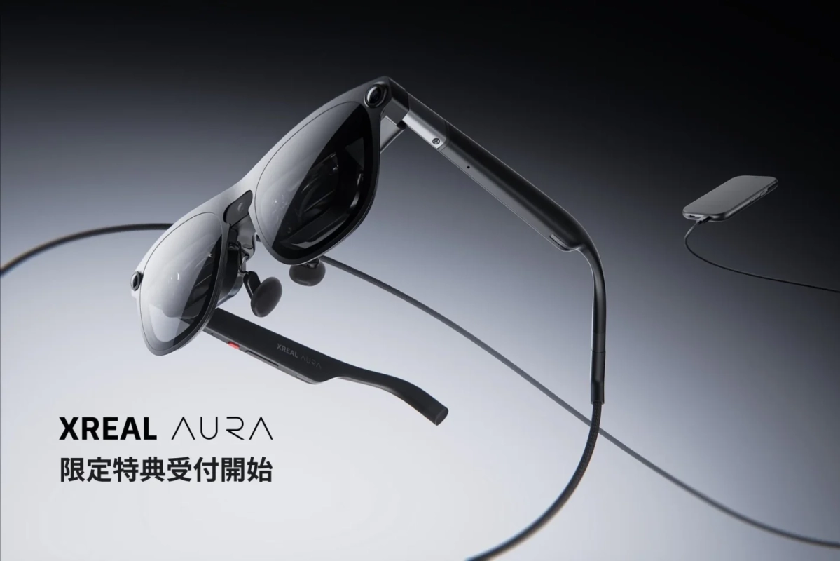XREAL AURA本体とスマートフォンがケーブルで接続されている様子