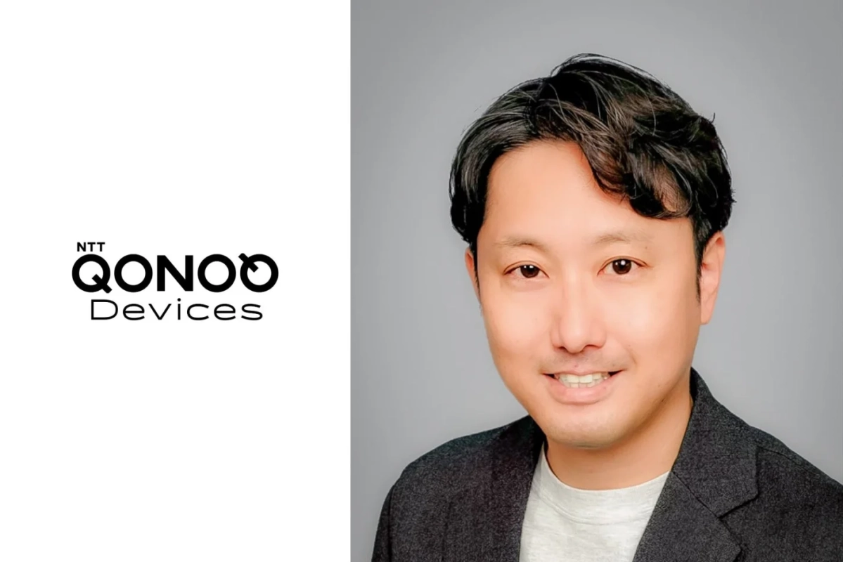 NTT QONOO Devicesのロゴと、笑顔のアジア人男性のポートレート
