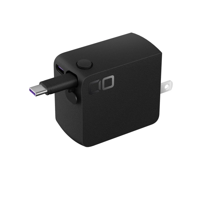 USB-Cケーブルが接続された黒い電源アダプターのクローズアップ画像