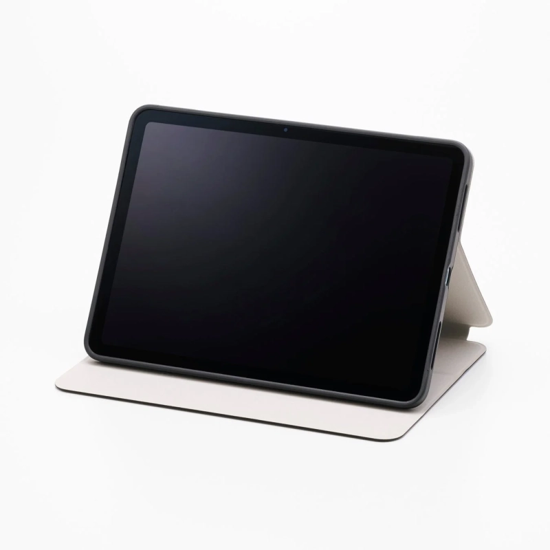 スタンド機能付きのカバーを装着したタブレット