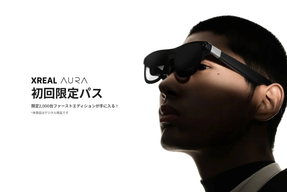 XREAL AURAを着用したクールな表情の男性と初回限定パスの内容
