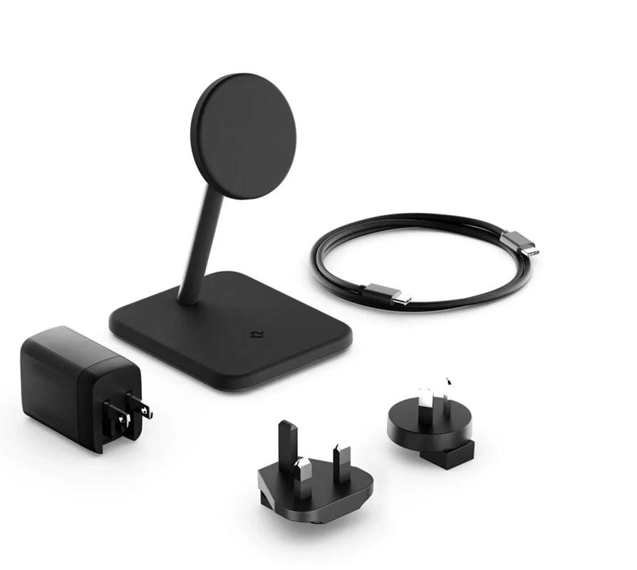 黒色のワイヤレス充電スタンド、USB-Cケーブル、電源アダプター、および複数の国際プラグアダプターが白い背景に配置された製品セット