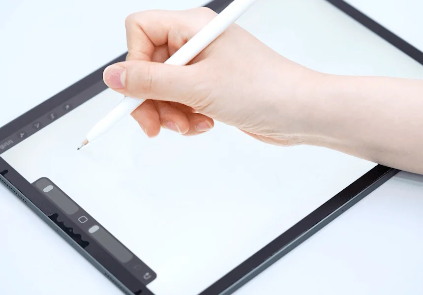 描画中の手（タブレット）