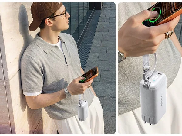 ストラップを使ってモバイルバッテリーを持ち運ぶ男性