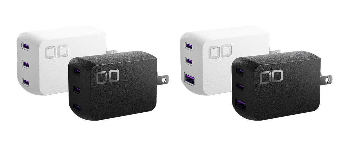白と黒のマルチポートUSB充電器が2組、計4つ並べられた画像