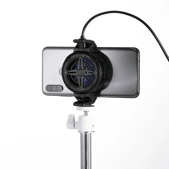 スマホに冷却ファンが取り付けられ、スタンドに固定されている様子