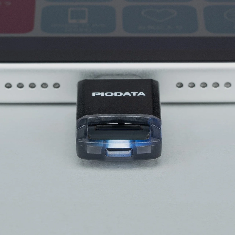 スマートフォンまたはタブレットに接続された黒いカードリーダーのようなデバイスが写っている画像