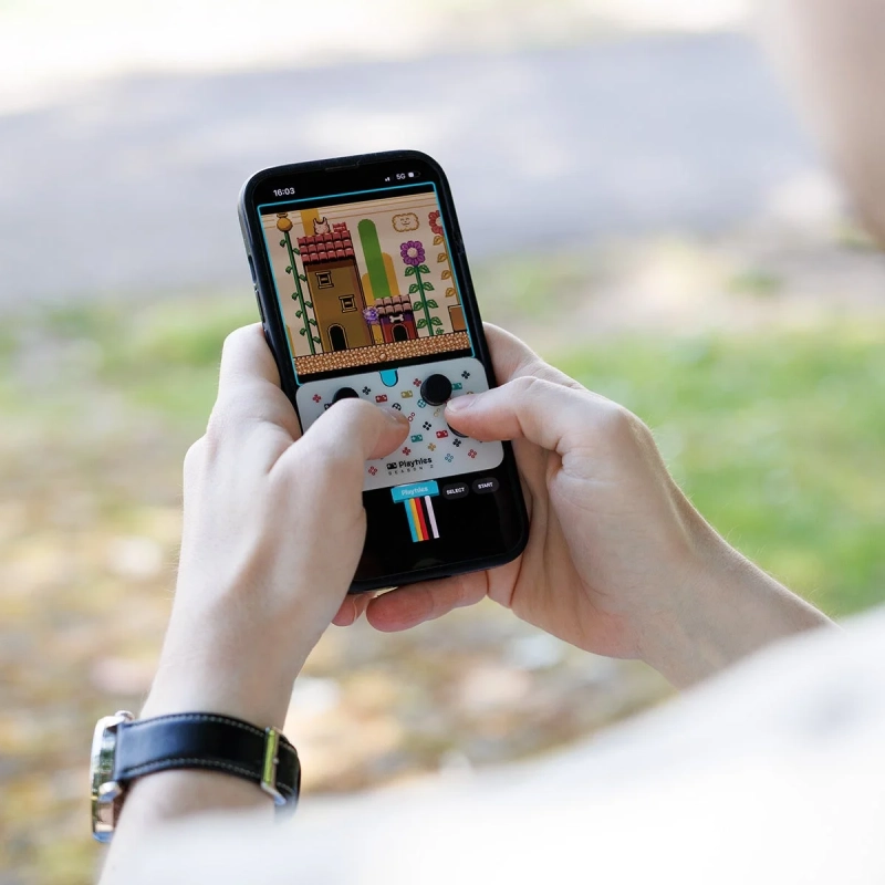 屋外でスマホゲームをプレイする様子