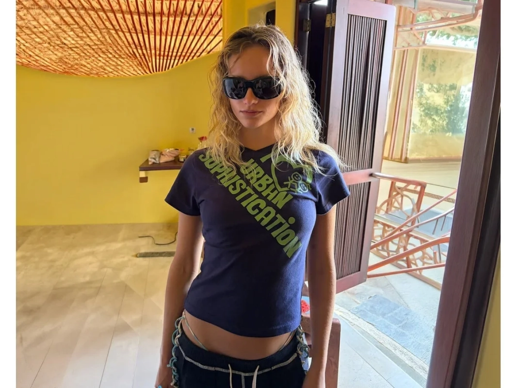 「URBAN SOPHISTICATION」ロゴ入りTシャツを着用した女性