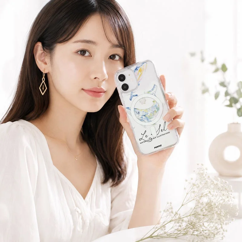 女性がスマホケースを持っている画像