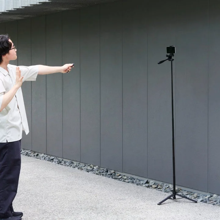 2WAYタイプで撮影する男性