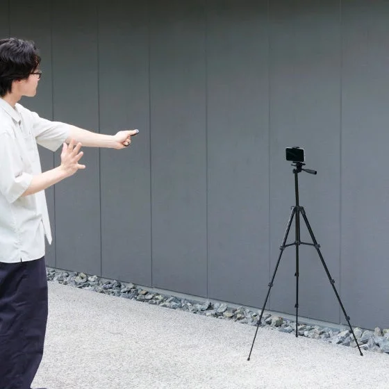 軽量タイプで撮影する男性