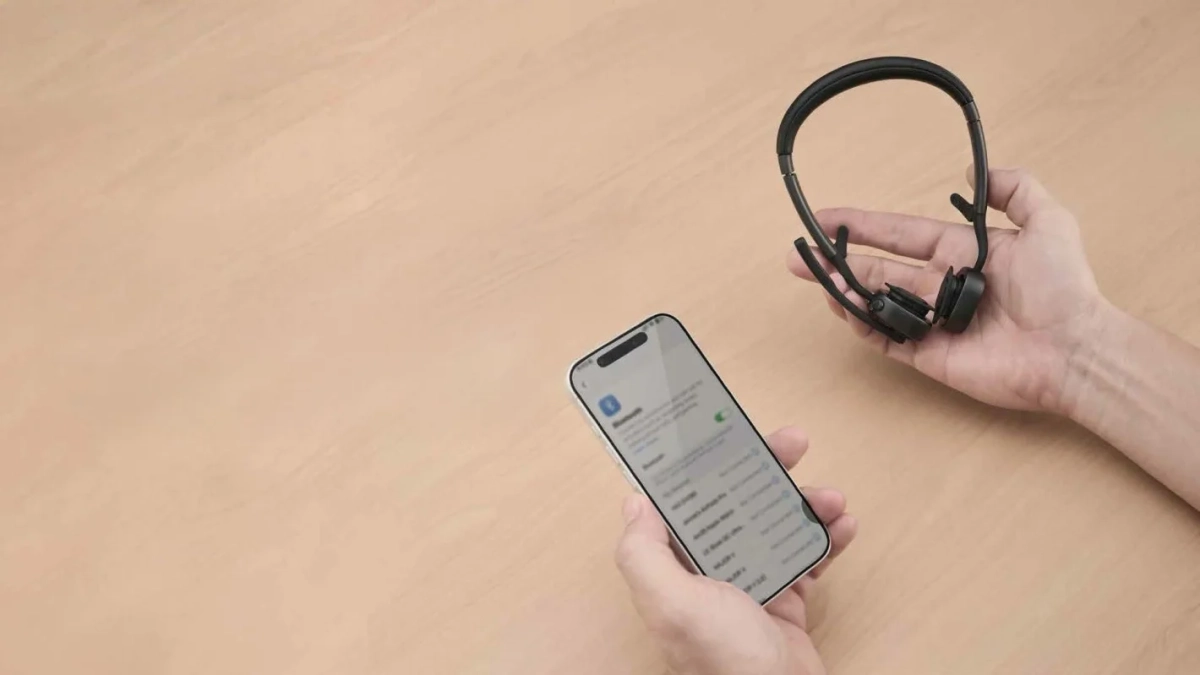 スマートフォンとShokzのヘッドセット