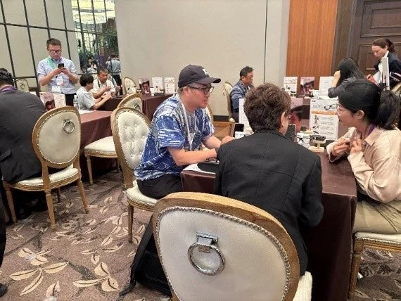 テーブルを囲んで会話する人々
