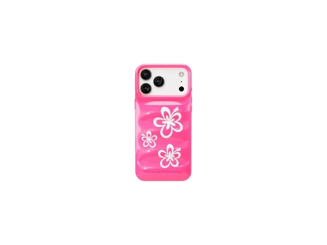 白いハイビスカスの花が3つデザインされた、鮮やかなピンク色のiPhoneケース