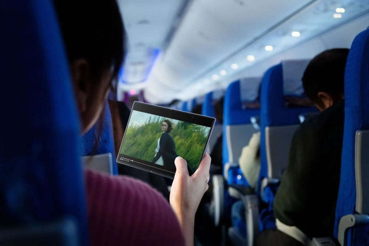飛行機内で動画を視聴する様子