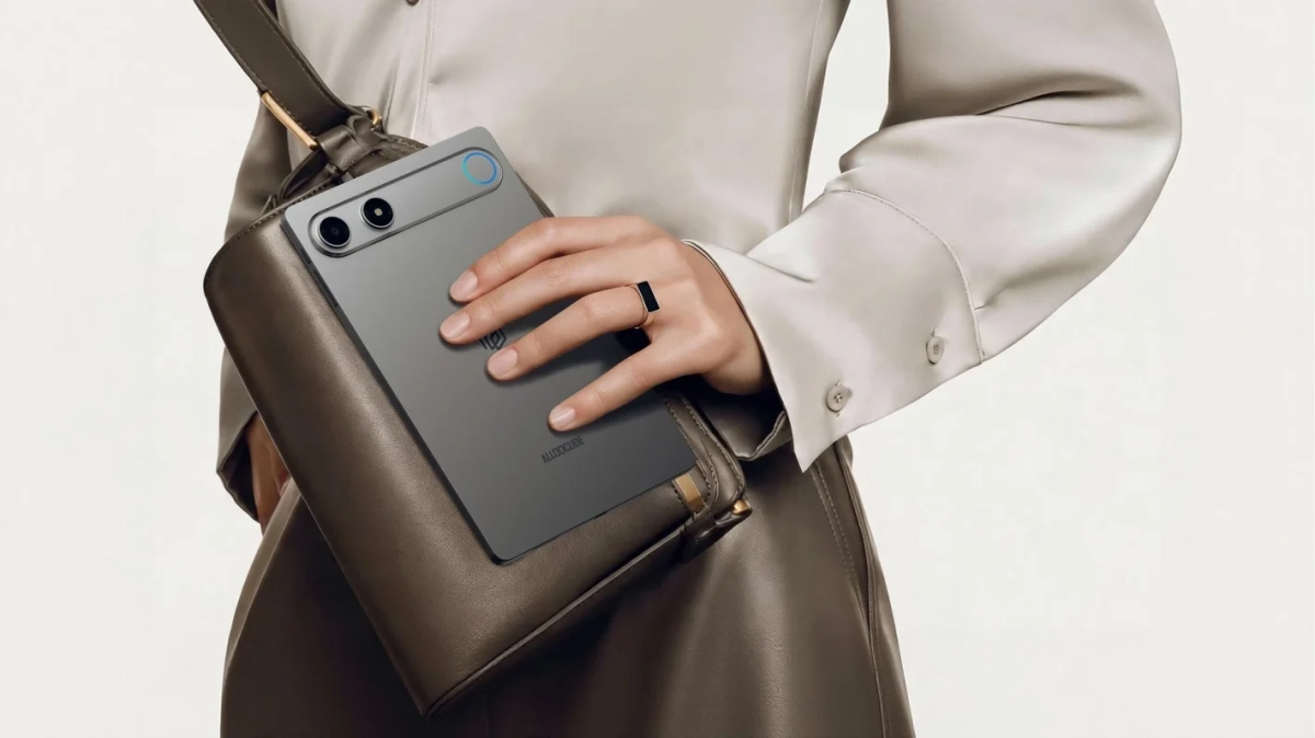 女性とタブレット