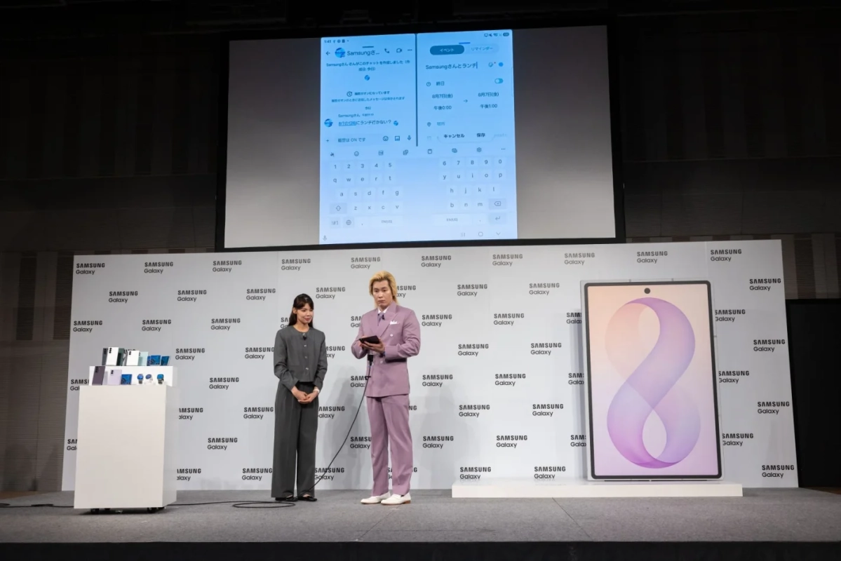 Samsung Galaxyの発表会で、男女のプレゼンターがステージに立ち、新製品を紹介しています