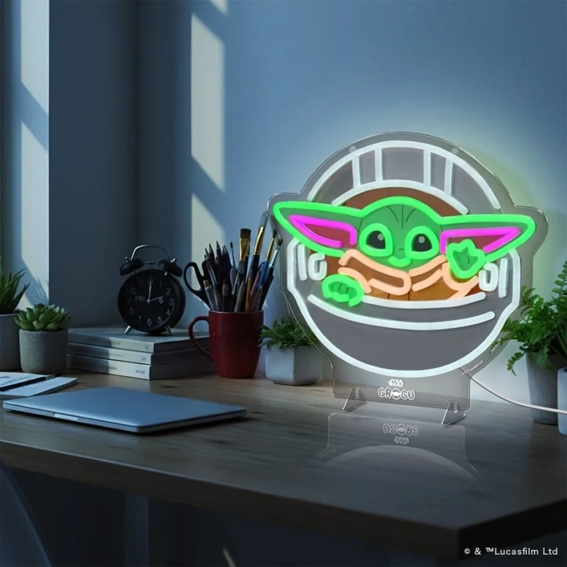 デスクの上のグローグーネオンサイン