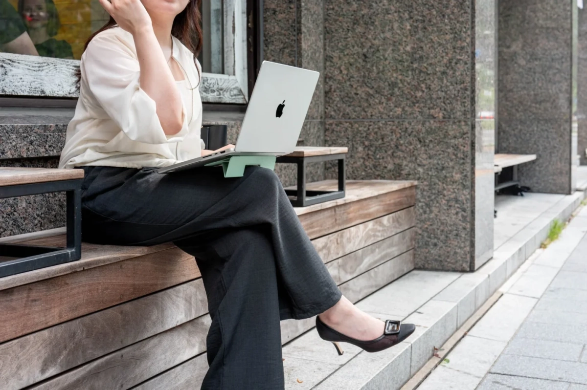 女性がMacBookをbeak noteで屋外で使用している様子