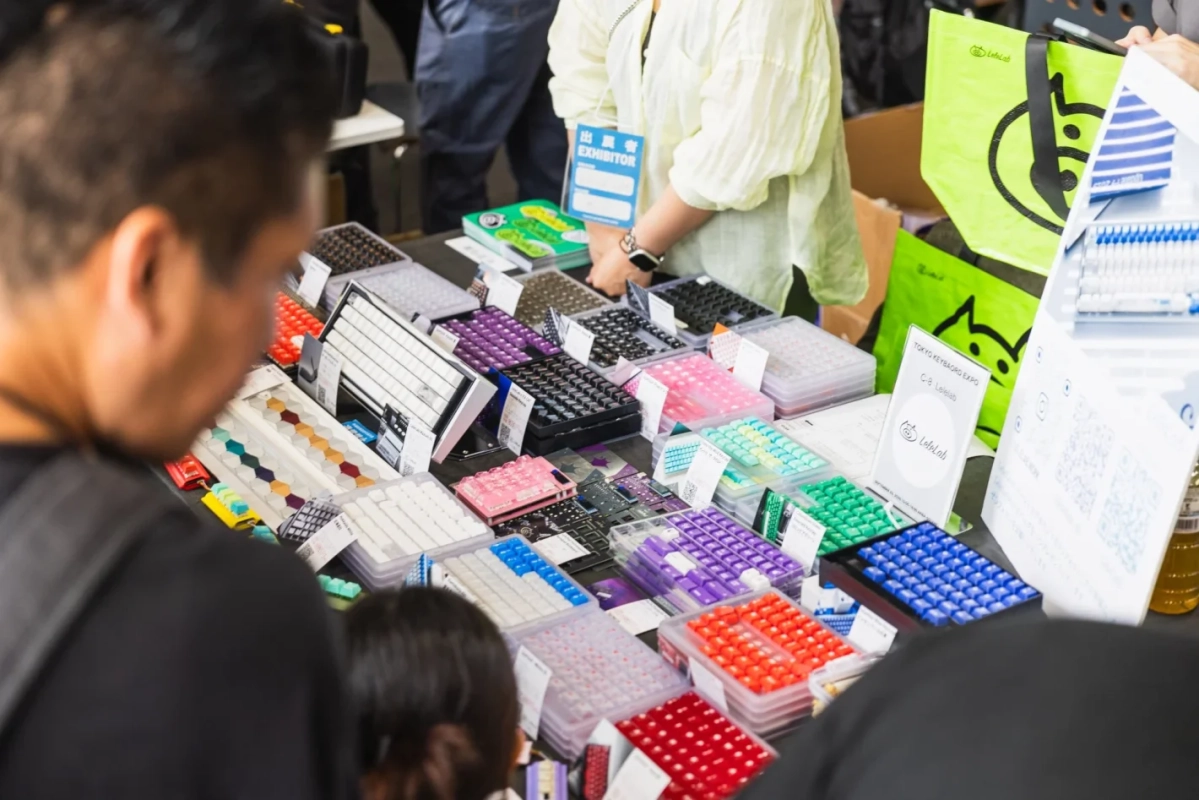 イベントブースで展示品を見る来場者