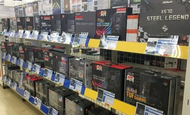 ASRock, MSI, ASUSなどのマザーボードが多数展示されている様子