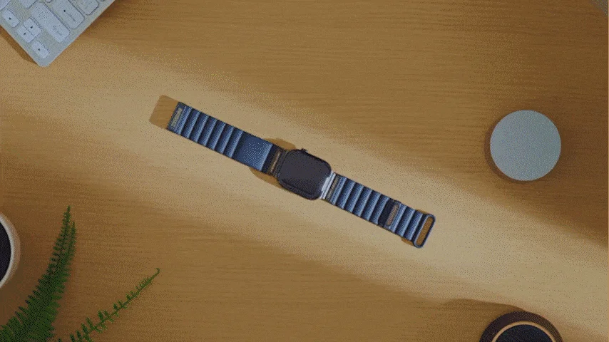 スマートウォッチが置かれたデスク