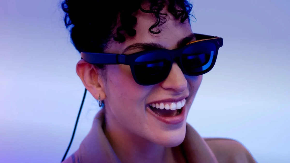 スマートグラスを装着し、楽しそうに笑っている女性のクローズアップ