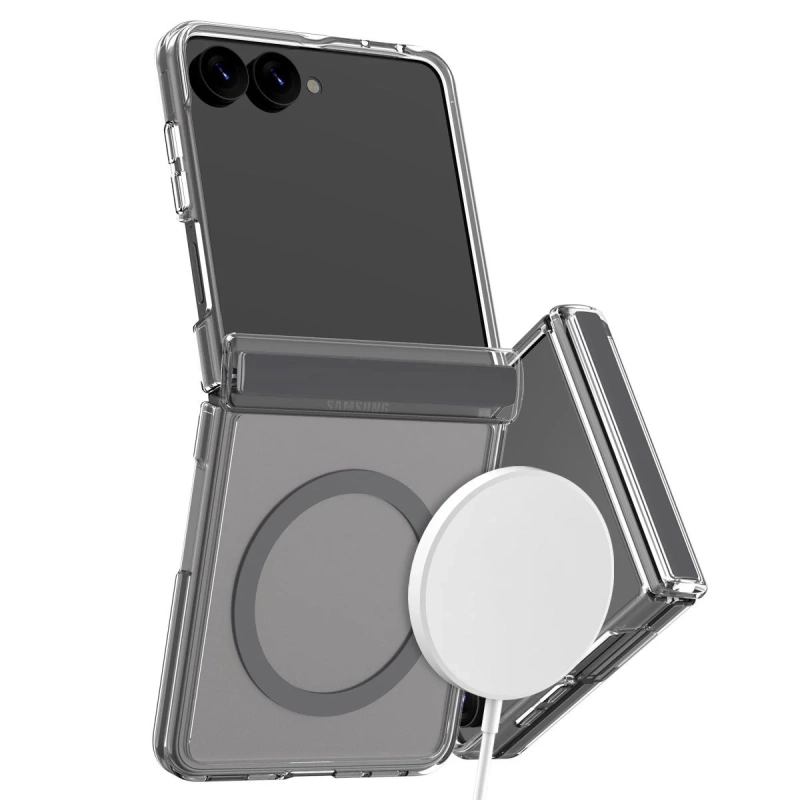 透明なケースを装着し、ワイヤレス充電器が取り付けられた折りたたみ式スマートフォンが白い背景に立てられています。充電器のリングが見えます。