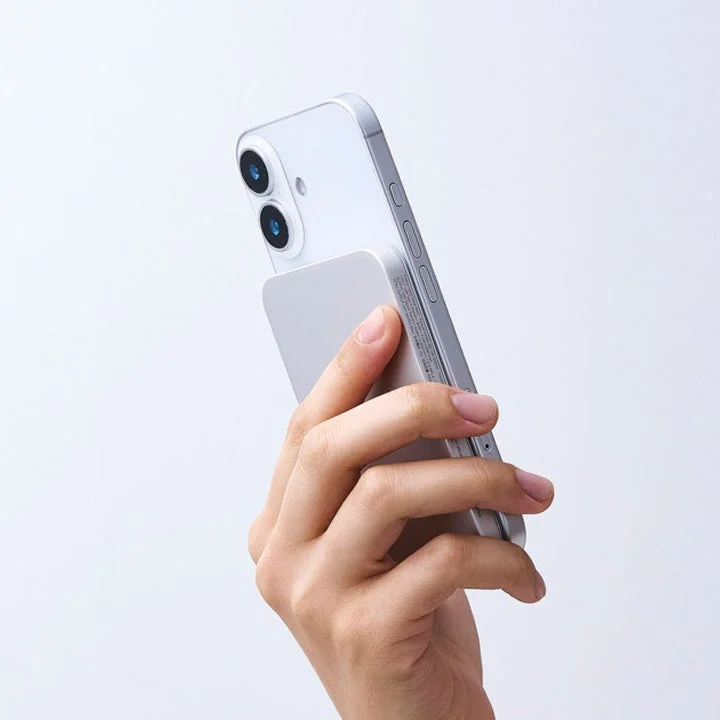 シルバーのiPhoneにモバイルバッテリーが装着されている画像