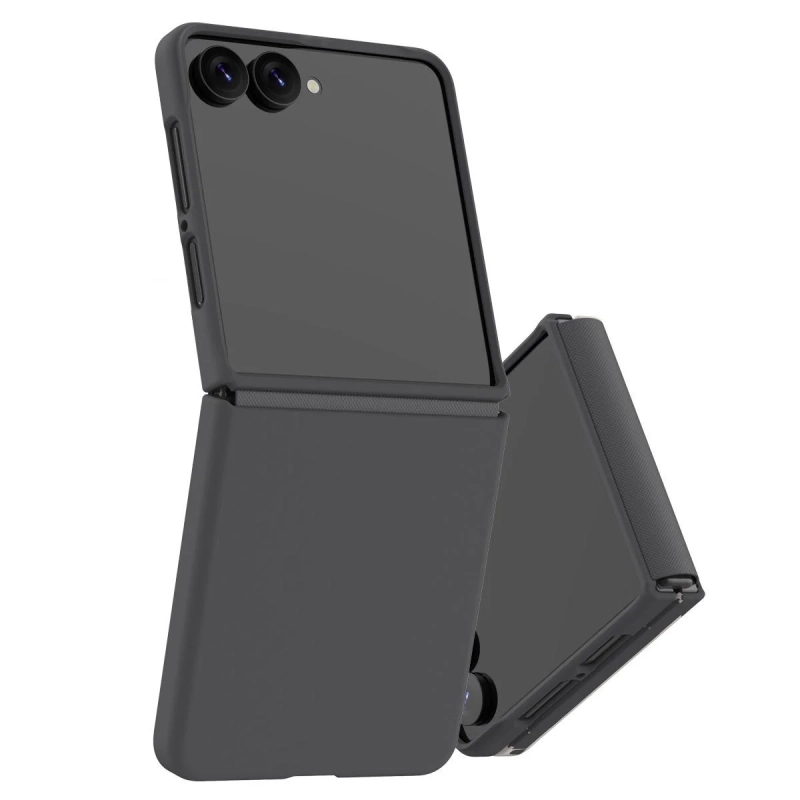 白い背景に、ダークグレーの折りたたみ式スマートフォンが斜めに開いた状態で置かれている様子を捉えた製品写真です。