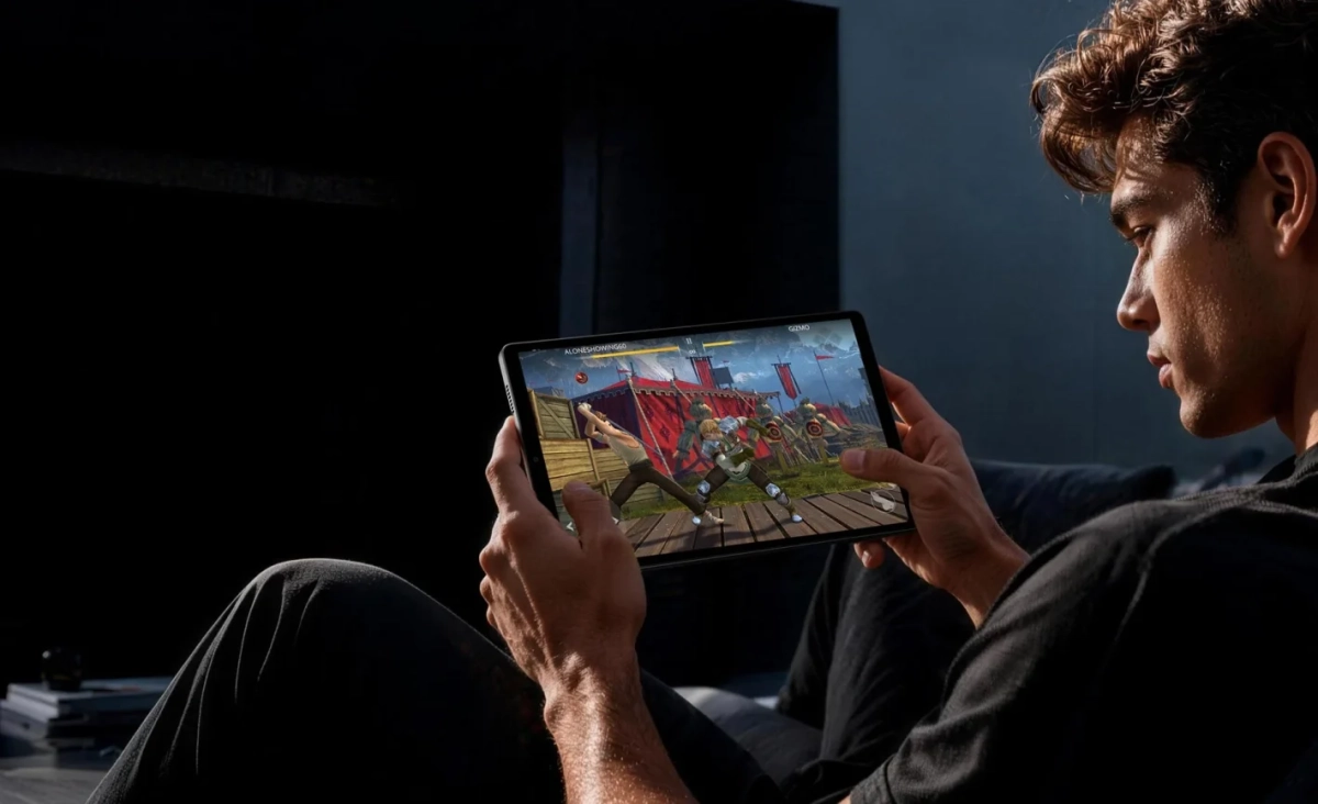 タブレットでゲームをプレイする男性