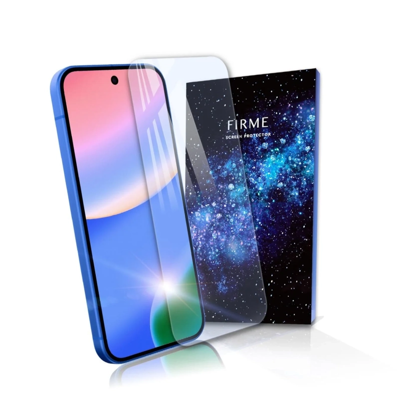 青いスマートフォンに装着される透明な液晶保護フィルムと、星空のようなデザインのパッケージ