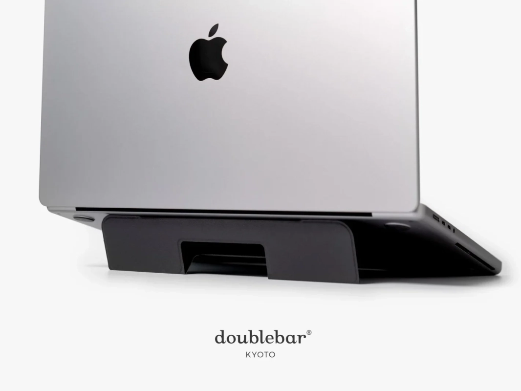 MacBookの背面にbeak noteが取り付けられた様子