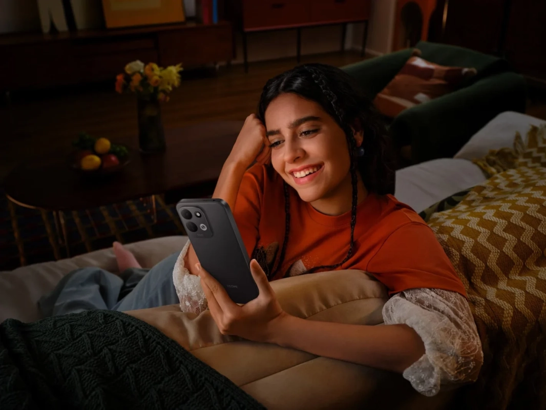 スマートフォンを操作する女性