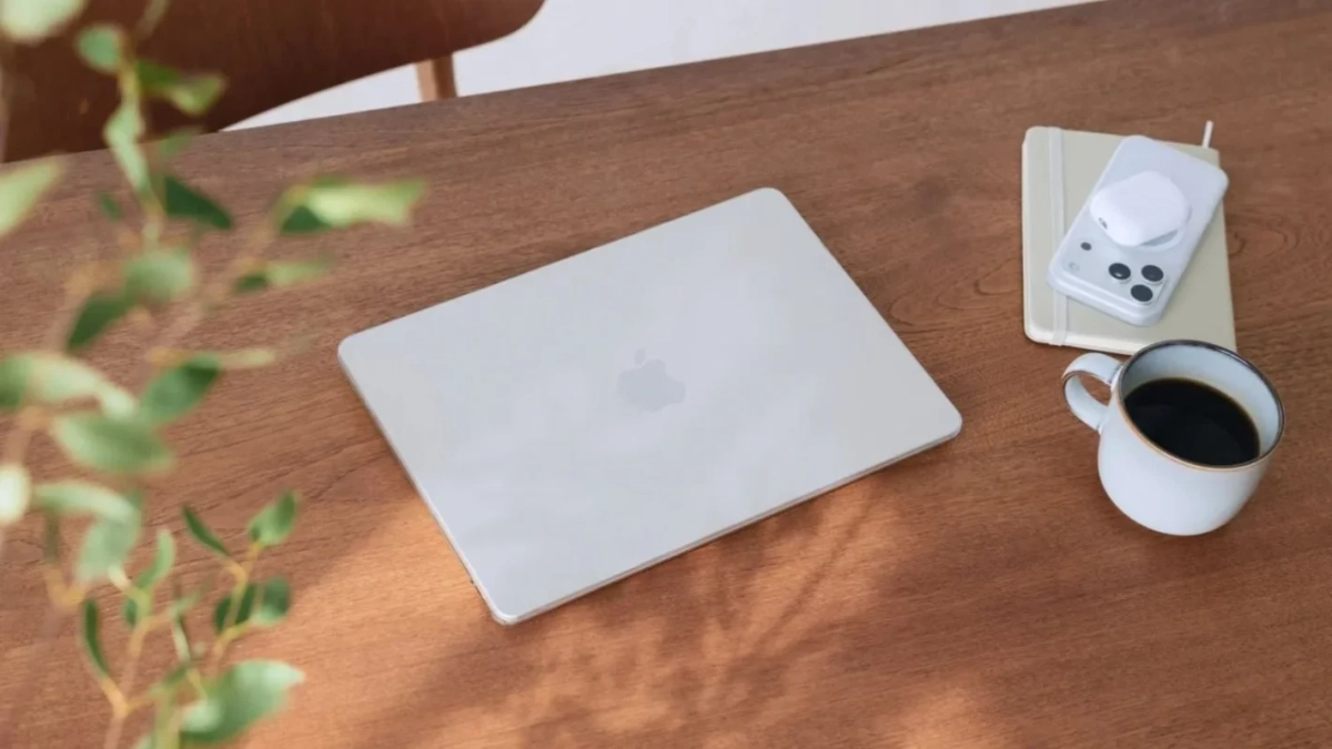 MacBookとスマートフォン、コーヒーのあるデスク