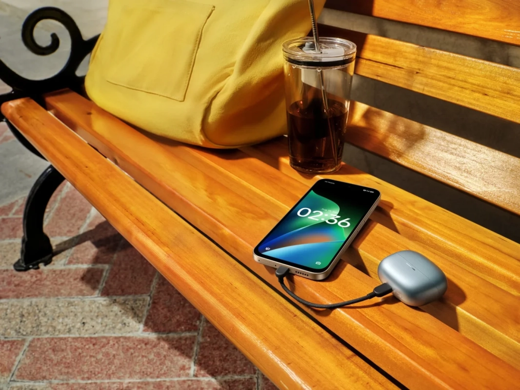 充電中のスマートフォンとワイヤレスイヤホンケース