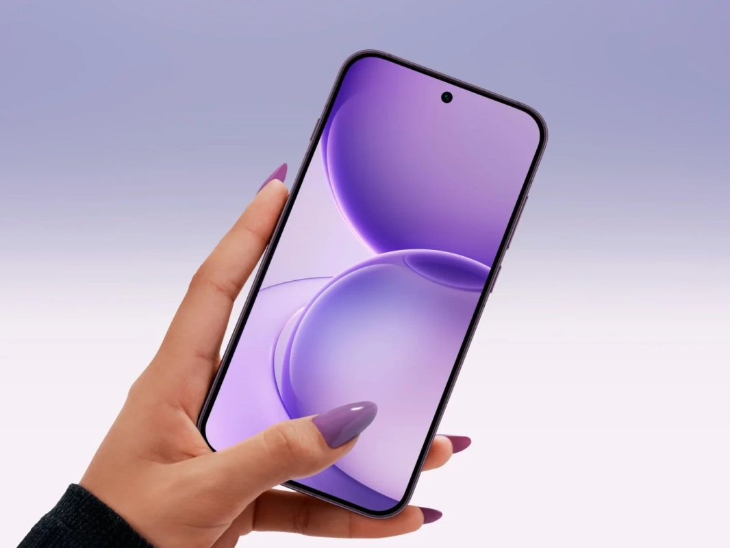 手に持ったスマートフォン