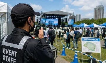 イベントスタッフが無線機を使用