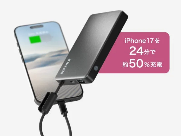 BUFFALO製のモバイルバッテリーがスマートフォンを充電している様子