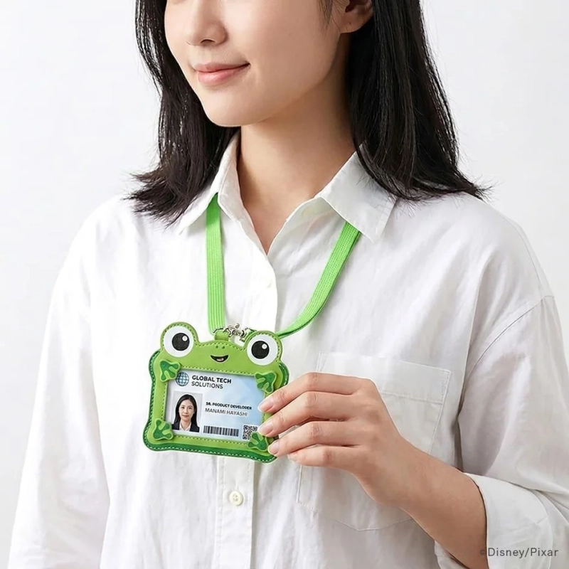 女性がカエル型IDカードホルダーを着用している様子