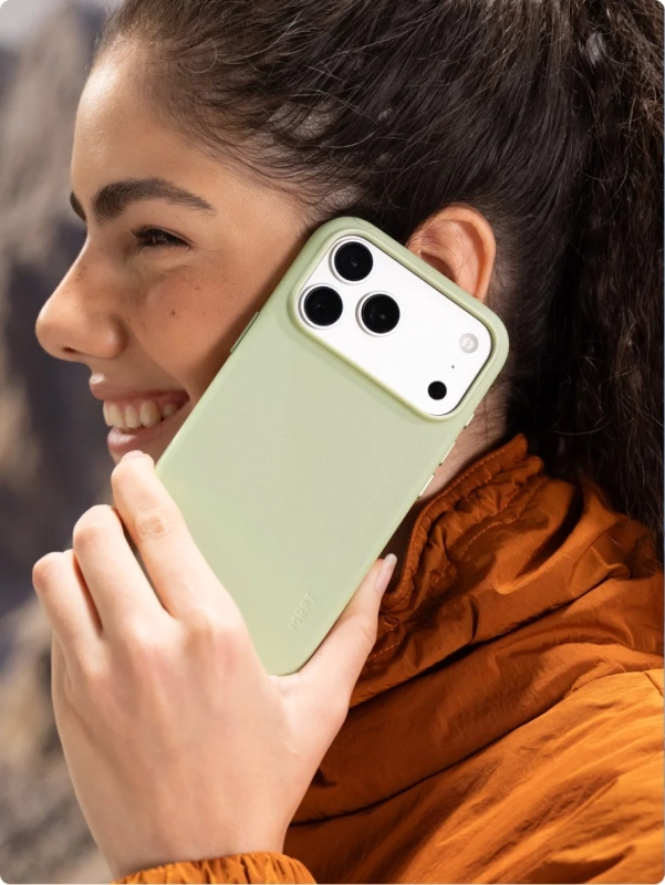女性がスマホを耳に当てる