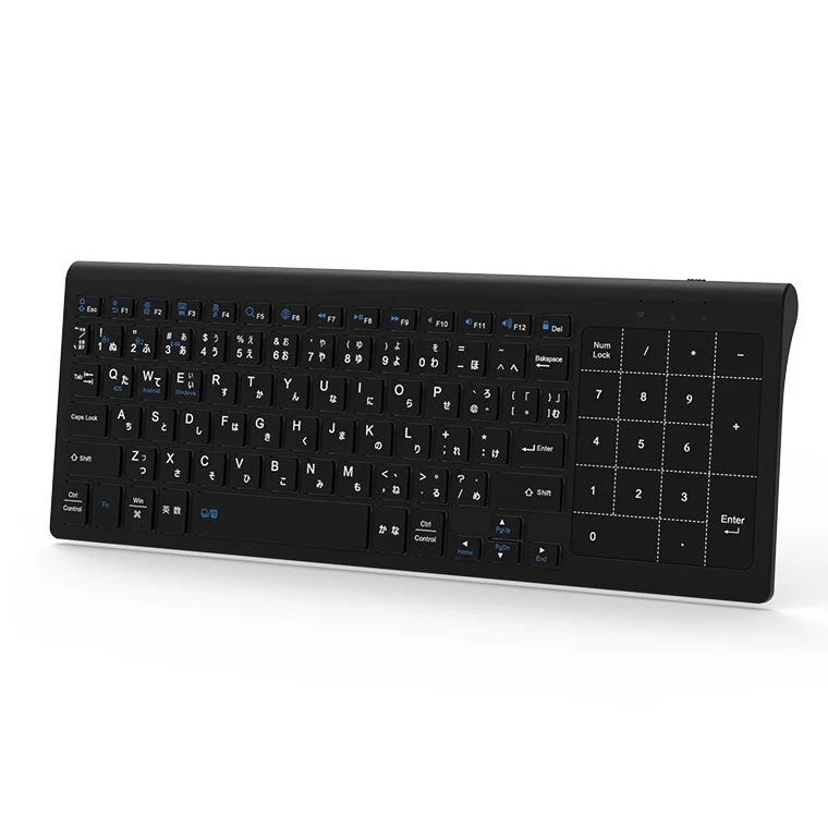 日本語配列の黒いフルサイズキーボードが白背景に置かれています。テンキーも搭載されており、スリムでモダンなデザインが特徴です。
