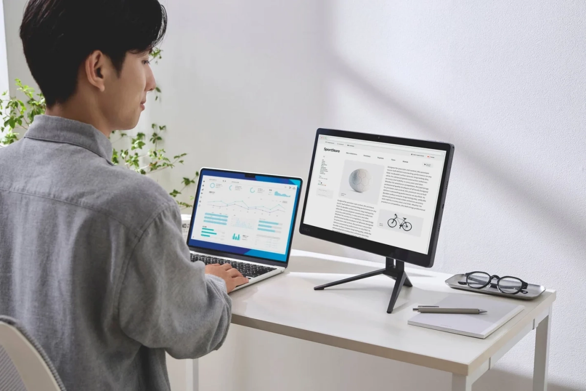 スタンドに設置したタブレットでデスクワーク