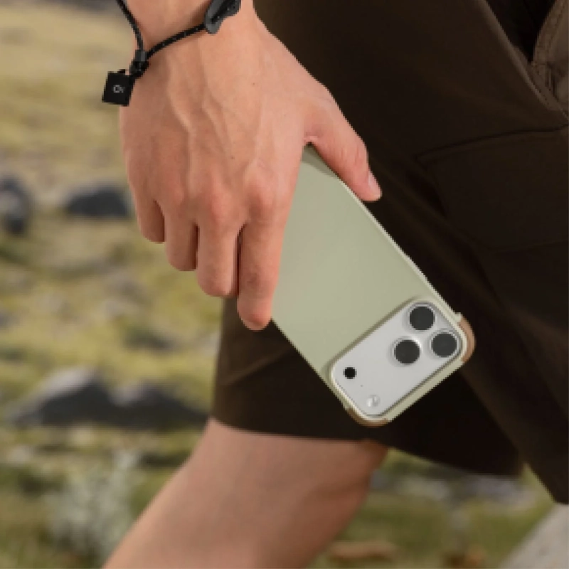 淡い緑のスマホを持つ手