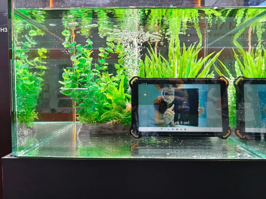 水槽に沈められたタブレット