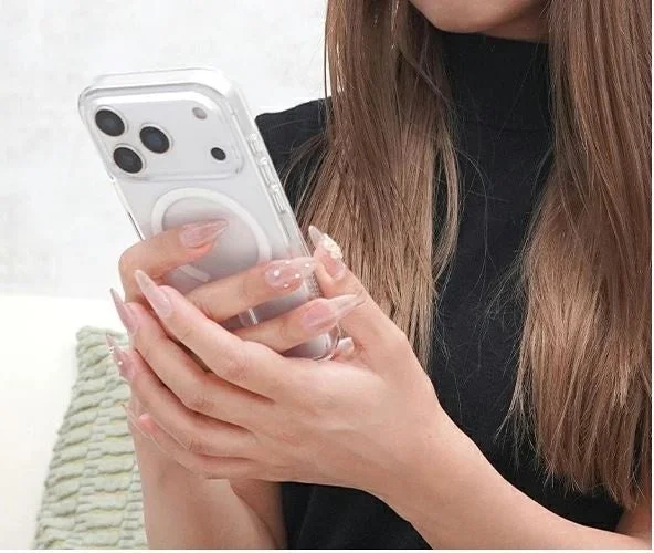 iPhoneを持った手元