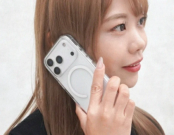 iPhoneを耳に当てて通話する女性