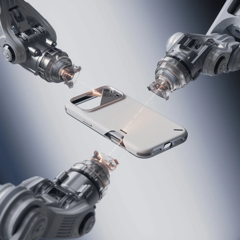 複数のロボットアームがレーザーを使って、白いスマートフォンケースに精密な作業を行っている様子