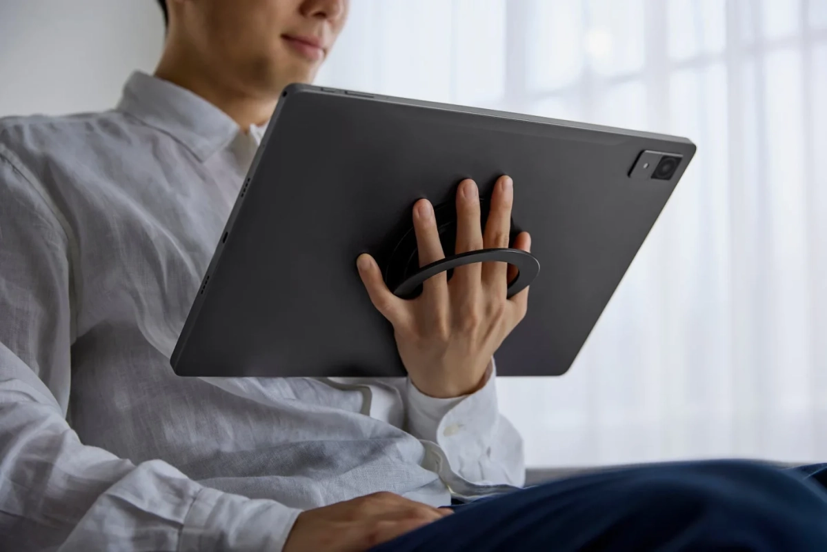 LUCAタブレットリングを手に持つ人物